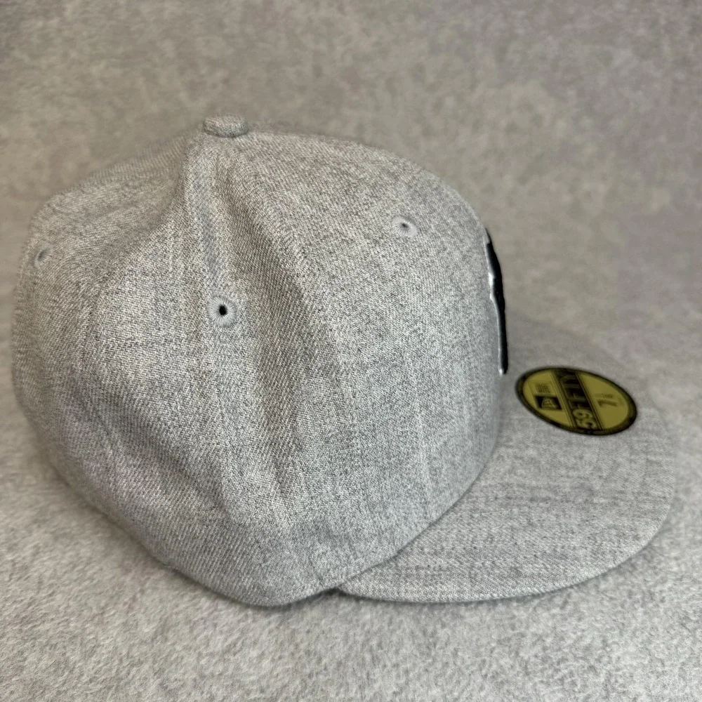 New York Yankees Hat Cap Fitted‎ Mens 7 1/8 Gray Black MLB Baseball New Era